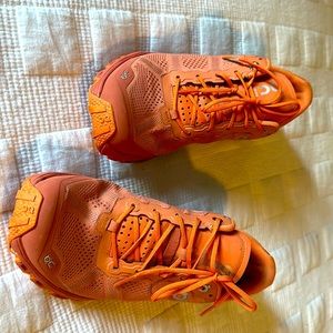 Amazing On running shoes. Great fit. Worn once.